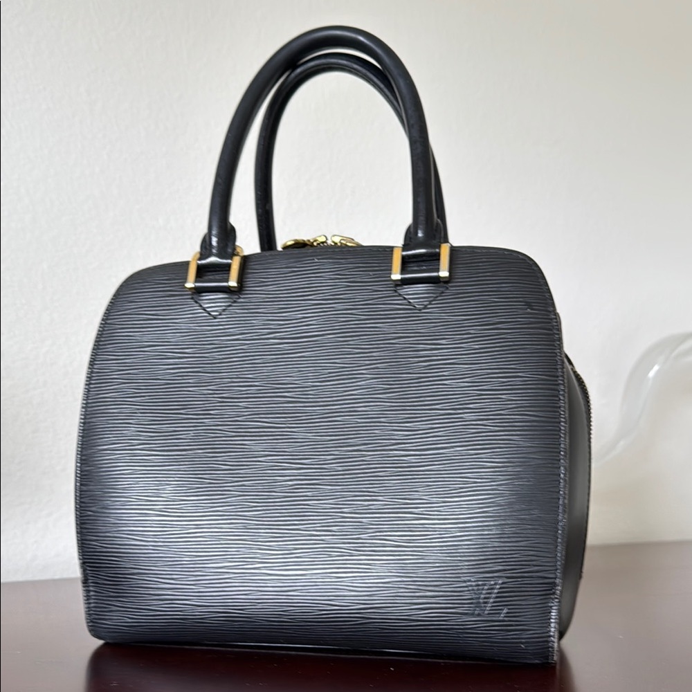 Louis Vuitton Elegant Black Crossbody Bag